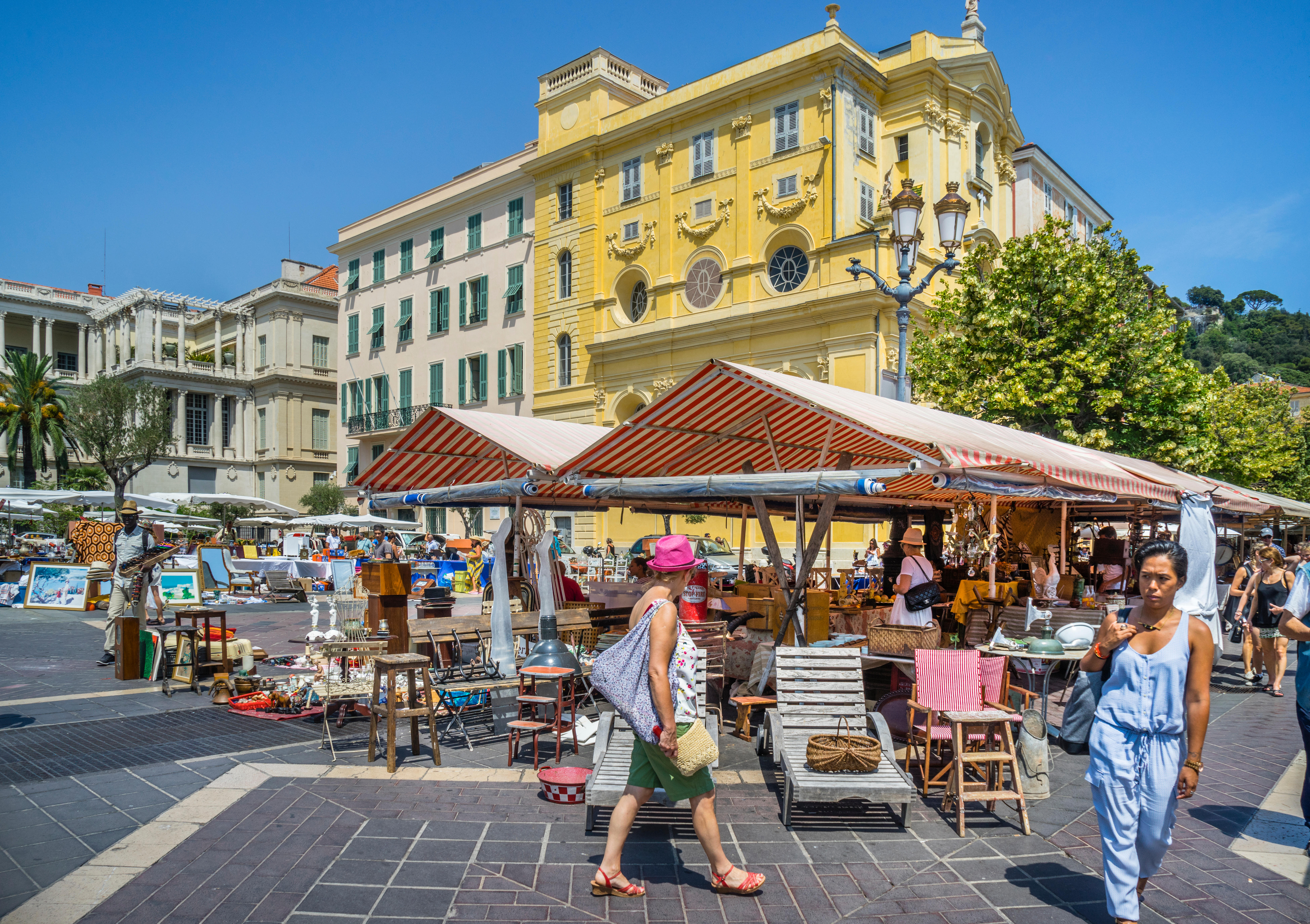 Mercado de flores y antigüedades de los lunes en Niza.