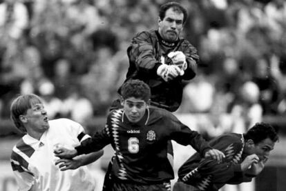 Zubizarreta despeja un balón ante Hierro y Abelardo durante un amistoso de preparación del Mundial de Estados Unidos (1994) jugado contra Finlandia.