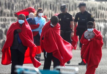 Varios inmigrantes llegados el sábado a Lanzarote en una embarcación neumática que fue rescatada por Savamento Marítimo con 51 personas a bordo.