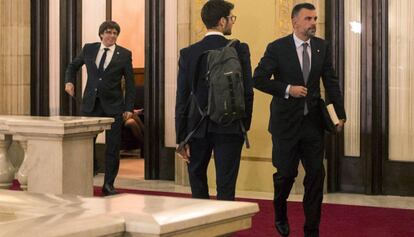 El expresidente de la Generalitat, Carles Puigdemont (izq.) y el exconsejero Santi Vila, en el Parlament