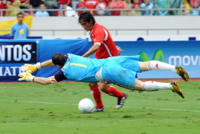 Casillas, frente a Brenes, intenta evitar el primer gol de Costa Rica.