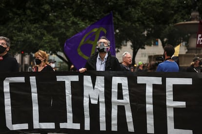 Un activista lleva una máscara para protegerse del humo, durante una protesta contra el cambio climático el 8 de junio en Nueva York.