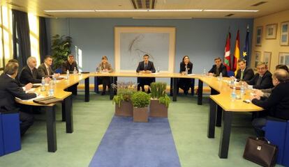 Patxi López, en el centro, presidió ayer el acto de presentación del plan contra el desempleo junto a agentes sociales.