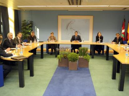 Patxi López, en el centro, presidió ayer el acto de presentación del plan contra el desempleo junto a agentes sociales.