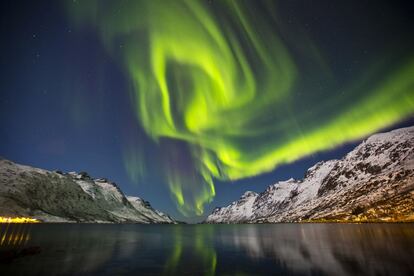 Aurora boreal en Ersfjord, uno de los mejores enclaves para disfrutar de las mágicas luces del norte, a unos 20 kilómetros de la ciudad noruega de Tromsø.