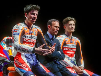 El director de equipo de Repsol Honda, Alberto Puig (centro), junto al piloto español de MotoGP Joan Mir (izquierda) y el italiano Luca Marini durante la presentación del equipo Repsol Honda de MotoGP en Madrid el pasado febrero.
