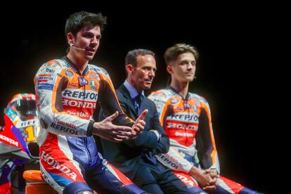 El director de equipo de Repsol Honda, Alberto Puig (centro), junto al piloto español de MotoGP Joan Mir (izquierda) y el italiano Luca Marini durante la presentación del equipo Repsol Honda de MotoGP en Madrid el pasado febrero.