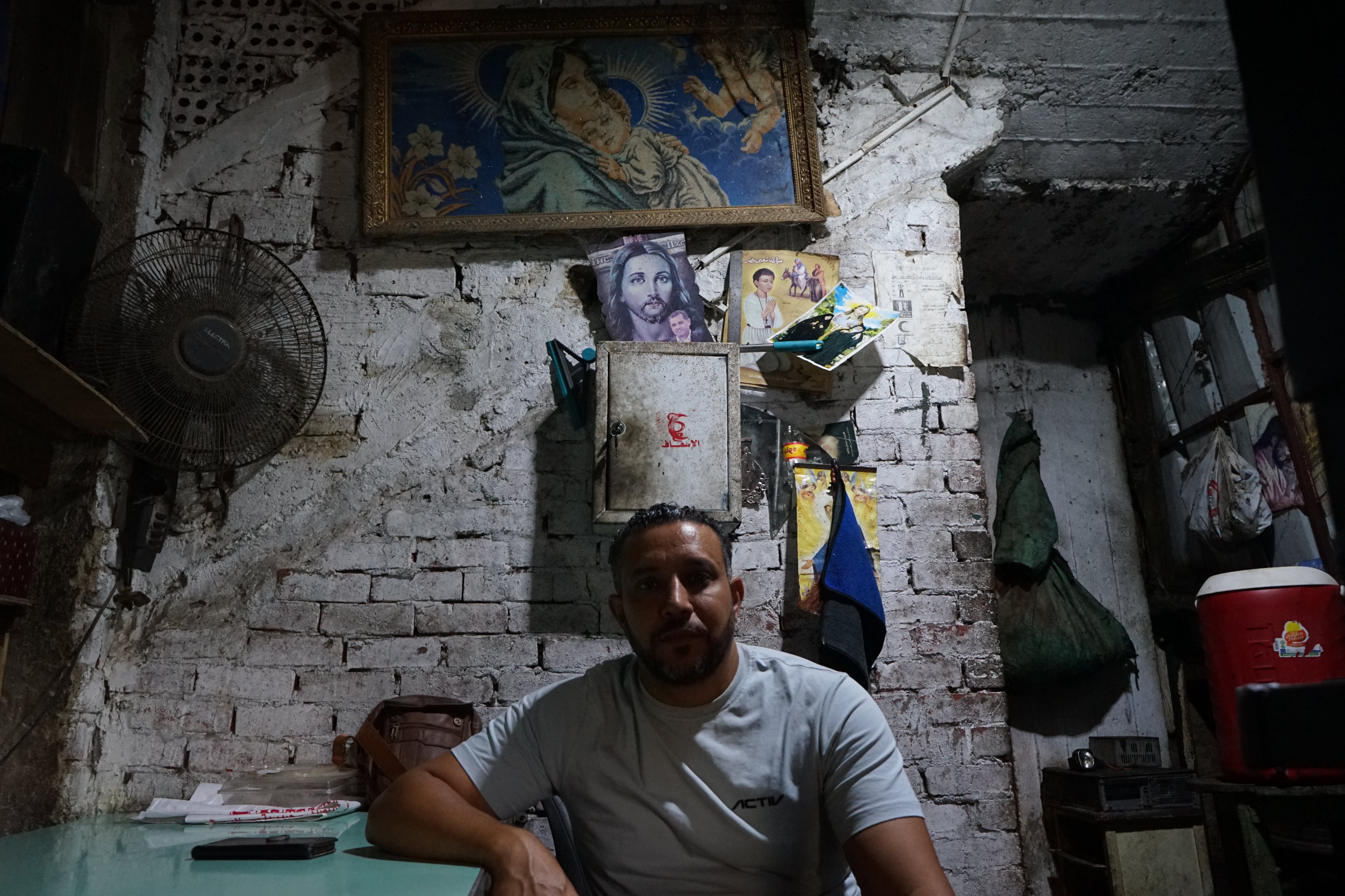 Ossama Rafaat, reciclador de plástico, en su taller en Manshiyat Naser, el 6 de septiembre, en El Cairo.
