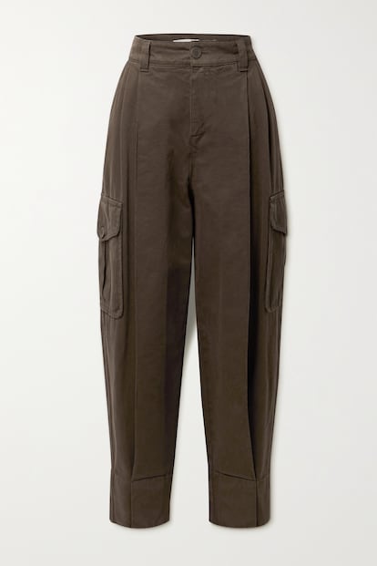 En denim marrón oscuro y con pinzas, estos pantalones cargo de See by Chloé tienen un estilo vintage que marcará la diferencia en cualquier look. 290€.