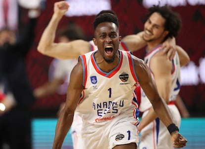 Beaubois celebra la victoria del Anadolu Efes ante el Barcelona en la final de la Euroliga este domingo en Colonia.