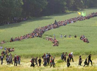 Manifestantes antiglobalización caminan por un campo cercano al lugar donde se celebra la cumbre del G-8, en Heiligendamm (norte de Alemania).