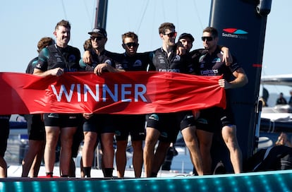 Los miembros del Team New Zealand celebran la victoria en la Copa América, este sábado en Barcelona.