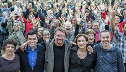 Xavi Domènech y Ada Colau, en el centro de la imagen, en un acto de los comunes.