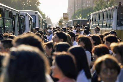 Viajeros en una parada de autob&uacute;s en Santiago de Chile.