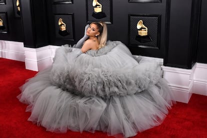 Ariana Grande a su llegada los Grammy.