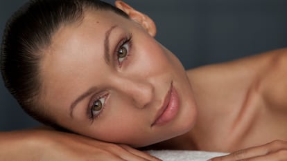 Artículo de EL PAÍS Escaparate sobre las gotas autobronceadoras de Garnier que dejan un acabado natural.