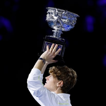 Tennis - Australian Open - Melbourne Park, Melbourne, Australia - January 26, 2025 Italy's Jannik Sinner poses with the trophy after winning the final against Germany's Alexander Zverev REUTERS/Francis Mascarenhas