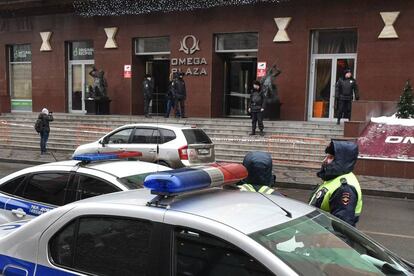 Policías rusos custodian la entrada del edificio que alberga el Fondo de Lucha contra la Corrupción.