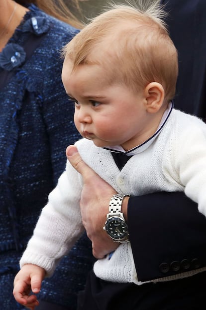 Con motivo de su primer cumpleaños, la Real Casa de la Moneda británica ha elaborado una moneda conmemorativa equivalente a cinco libras esterlinas que los británicos podrán adquirir por un precio de ochenta. Por desgracia, la pieza no lleva su adorable rostro sino el de su abuela, por una cara, y los escudos de las cuatro naciones que forman Reino Unido, por la otra.