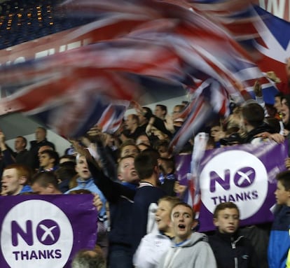 Aficionados del equipo de fútbol Glasgow Rangers muestran pancartas en un partido frente a Inverness Caledonian Thistle.