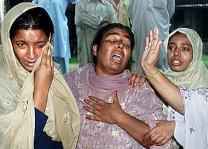 Mujeres paquistaníes lloraban ayer después del ataque con granadas que mató a tres enfermeras de un hospital cristiano en Taxila.