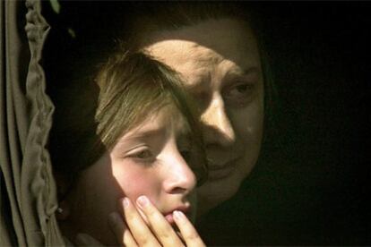 La hija y la mujer de Arafat, durante el funeral en El Cairo.