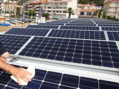 Instalaci&oacute;n de placas solares en el Club Nautico de L&#039;Estartit (Girona).