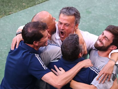 Luis Enrique celebra con sus ayudantes la clasificación de España a los cuartos de final.