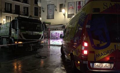El camión de la basura, junto a una ambulancia del Samur.
