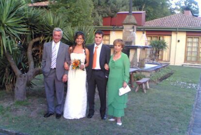 Vicente Cue (a la izquierda) y su esposa, Josefina (a la derecha), en la boda de su hija Natalia.