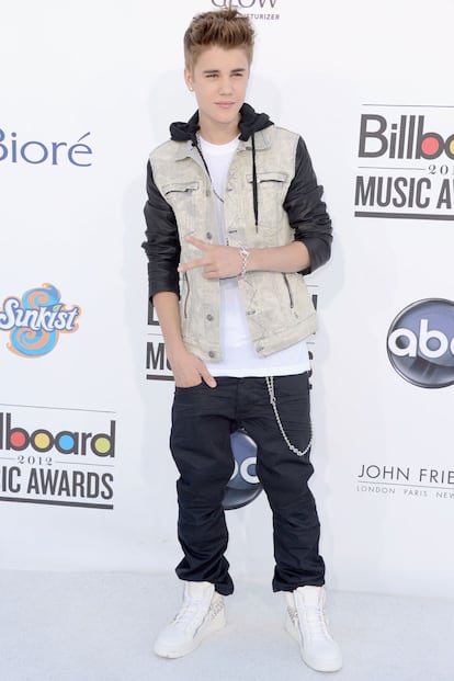 Justin Bieber, fiel a su estilo, con zapatillas de tachuelas, cadenas y cazadora vaquera con mangas de cuero.