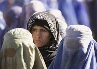 Mujeres afganas guardan cola para recibir comida en Kabul.