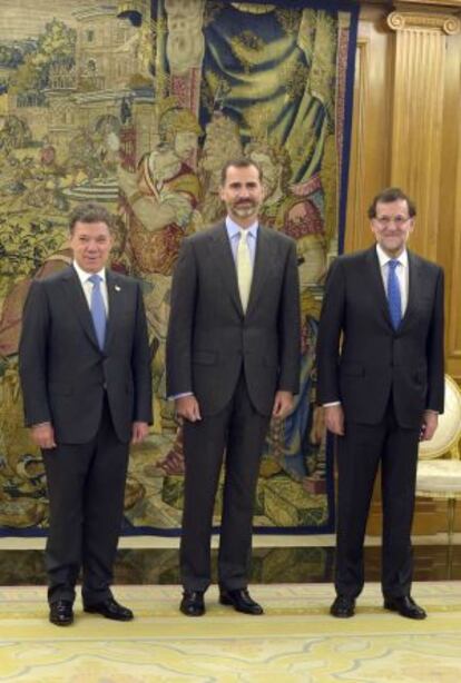 Colombian President Juan Manuel Santos (left) met King Felipe VI (c) and Prime Minister Mariano Rajoy in Madrid on Monday.