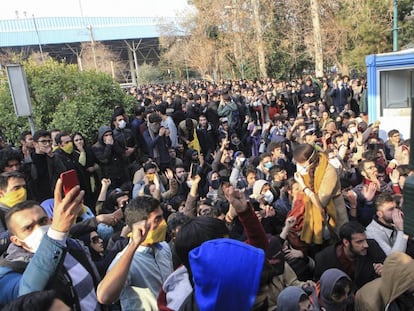 Estudiantes protestan en la Universidad de Teher&aacute;n en una imagen obtenida por la agencia Associated Press.