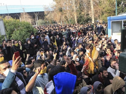 Estudiantes protestan en la Universidad de Teher&aacute;n en una imagen obtenida por la agencia Associated Press.