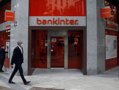 Varias personas pasan por delante de una sucursal de Bankinter, en Madrid.