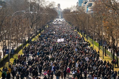 La masiva marcha, con cuatro columnas que han confluido en una abarrotada plaza de Cibeles, ha buscado unir el sentir de profesionales y ciudadanos en un nuevo 'levantamiento' contra el desmantelamiento del sistema sanitario, principalmente la Atención Primaria. 