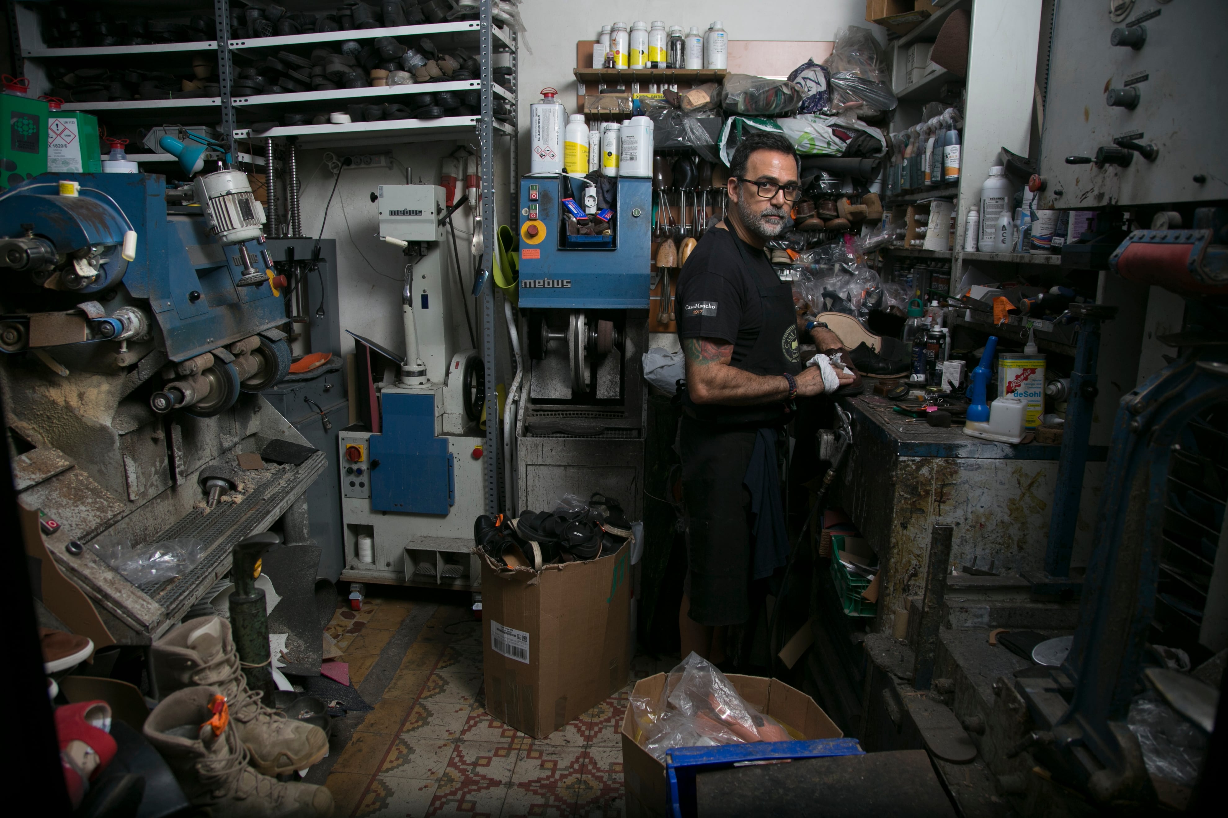 Luis Mancho en el taller de la zapatería Casa Mancho, en Madrid.