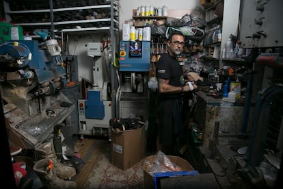 Luis Mancho en el taller de la zapatera Casa Mancho, en Madrid.