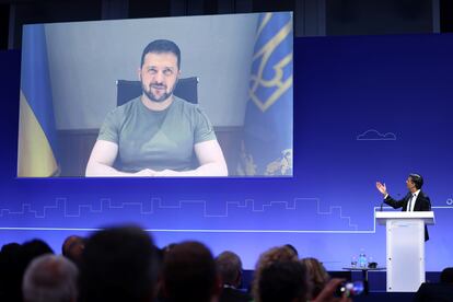 El primer ministro británico, Rishi Sunak, presenta al presidente de Ucrania, Volodímir Zelenski, durante la Conferencia para la Recuperación de Ucrania, en Londres el pasado miércoles.