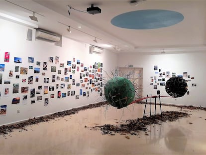 'El castillo y el contenedor', de Antonio Yesa, en la sala de exposiciones Robert Harvey, del colegio Ntra. Sra. de la Candelaria. Benagalbón (Málaga).