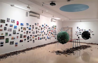 'El castillo y el contenedor', de Antonio Yesa, en la sala de exposiciones Robert Harvey, del colegio Ntra. Sra. de la Candelaria. Benagalbón (Málaga).