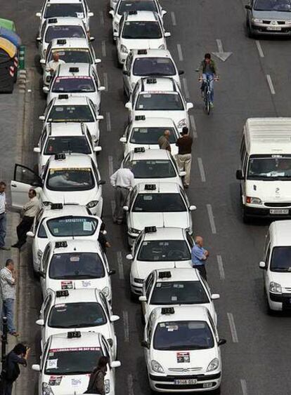 Cola de taxistas al inicio de la protesta junto a las Torres de Serranos de Valencia.