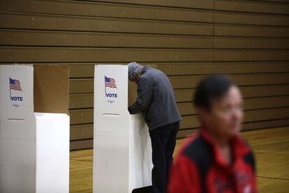 Un votante rellena una papeleta en un centro de votación de Hamtramck, Michigan.