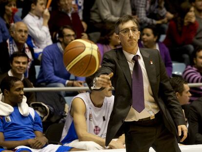 Moncho Fernández, durante un lance del partido que disputó contra el COB Ourense, el pasado miércoles, en Santiago.