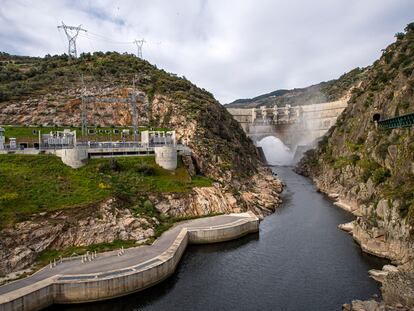 Vista de una presa y una central hidroeléctrica en Carrazeda de Ansiães, Portugal.