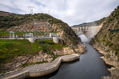 Vista de una presa y una central hidroeléctrica en Carrazeda de Ansiães, Portugal.