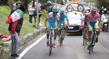 Aru, de blanco, Landa, de azul, Trofimov y Contador, de rosa, se preparan para los ataques finales.