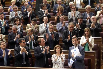 Los diputados del PP aplauden en pie a su líder, Mariano Rajoy, tras su intervención.