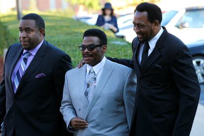 El boxeador Tommy Hearns (d) llega con amigos al funeral de Aretha Franklin. 